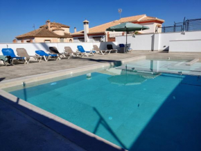 Отель A 15 minutos Granada piscina jacuzzi barbacoa billar futbolín 3 casas  Гуэвехар